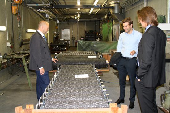 Visit-MadsRoervig-Venstre-3 Visit from parliament member in factory